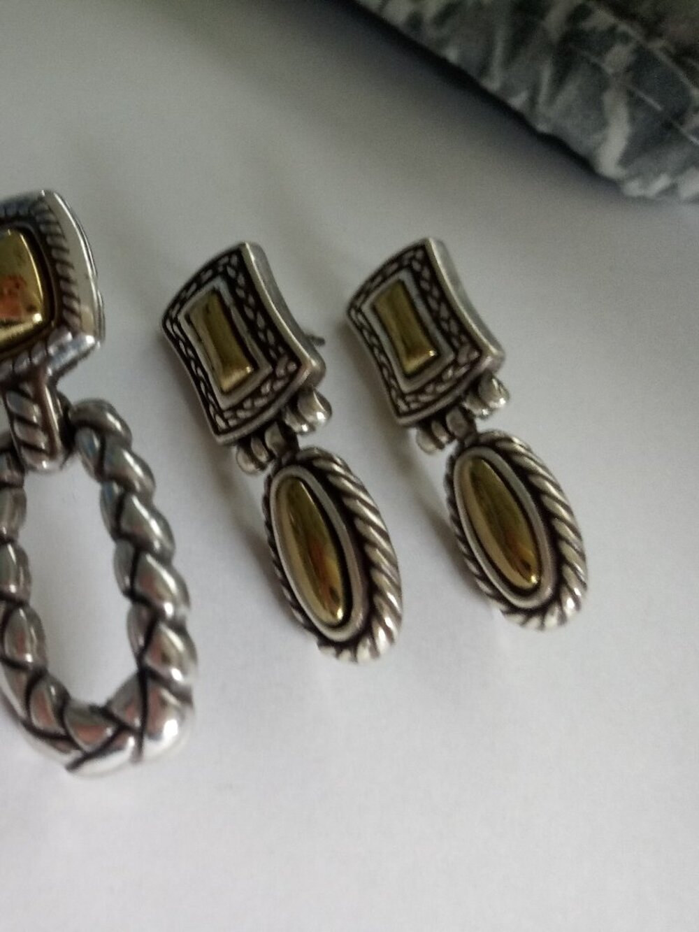 Brighton lot of 3 pairs of two tone earrings in tin - Picture 4 of 10